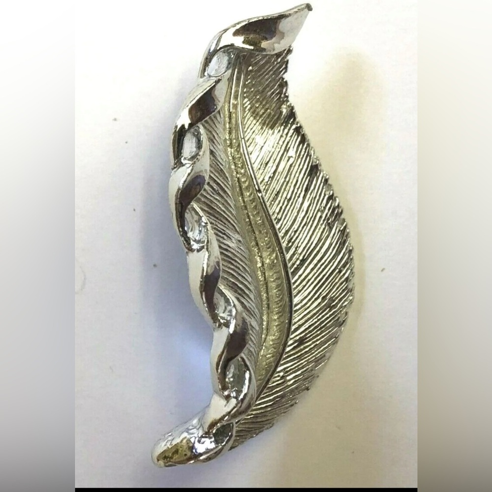 VINTAGE SIGNED GERRY'S LEAF FEATHER BROOCH  silver tone
